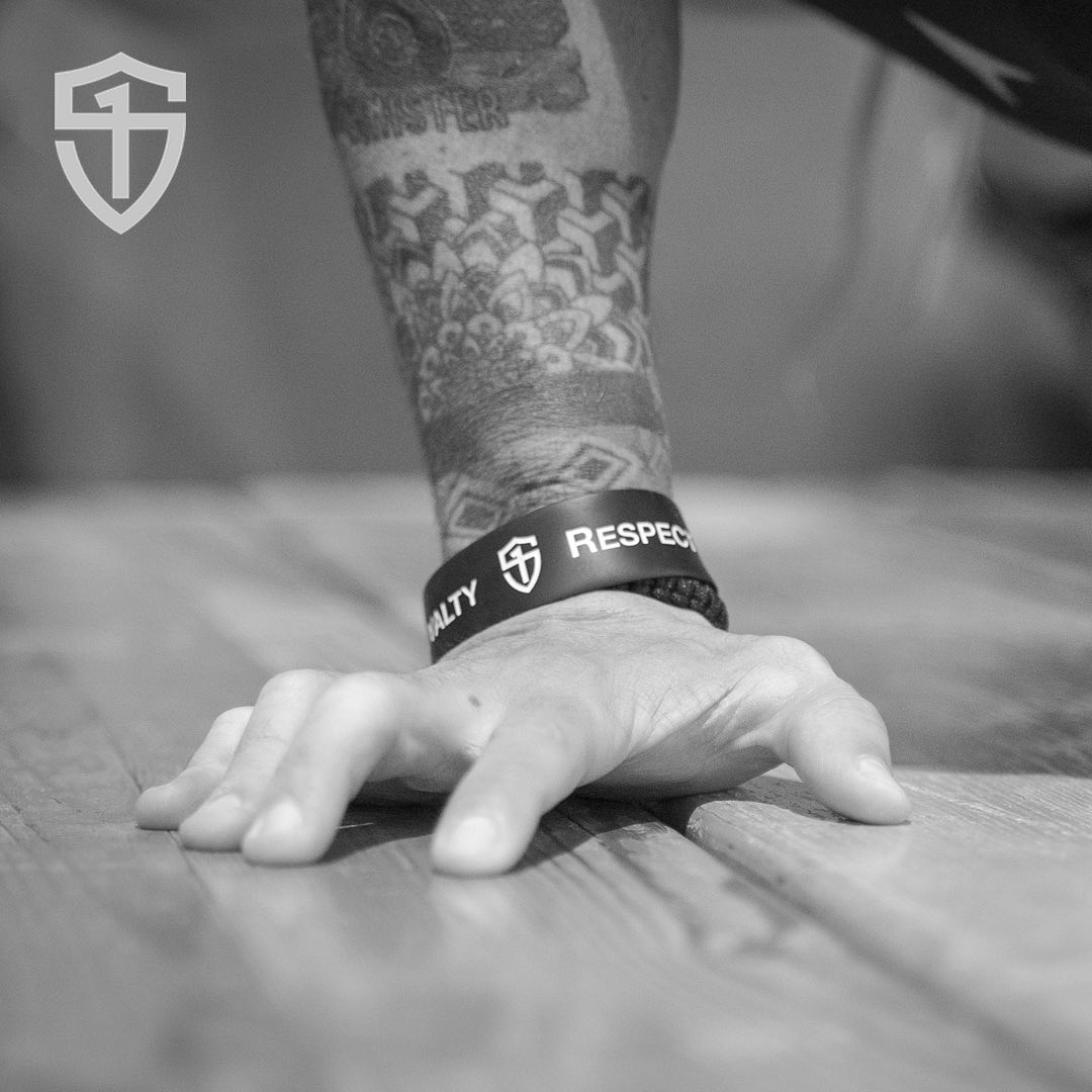 #StrongFirst Action Principles: “Active static”

Apply pressure into the ground or implement before, during, and after the rep. The more of the palm or foot surface is loaded, the stronger you are. 

Example: Pushup or one-arm pushup

–Spread the fingers slightly and grip the deck with your fingertips. 
–Load the heel of the palm hard—then load the “balls of the palm” equally hard, without unloading the heel.
–Aggressively push the palm down into the deck.

---

Upcoming SFB Bodyweight Certifications!

–Brisbane, Australia - January 29-30, 2022
–Seoul, Republic of Korea - February 21-22, 2022
–Chicago, IL - April 23-24, 2022
–Prague, Czechia, Europe - Apr 30 - May 1, 2022
–San Diego, CA - May 14-15, 2022
–Paris, France, Europe - July 16-17, 2022
–Dallas, Texas - August 13-14, 2022
–Mexico City, Mexico - November 26-27, 2022

#strongfirst #sfb #sfbbodyweight #strength #principles #bestrong 

Photo by @strongfirst_italy